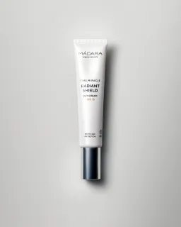 Madara Cosmetics Radiant Shield -heleyttävä päivävoide SPF15