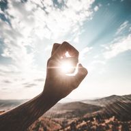 Can azelaic acid cause sun sensitivity?